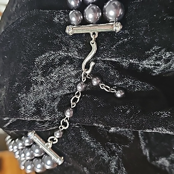 Ann Klein Gorgeous Necklace and Earrings. Charcoal color Pearls on Silver. - Picture 5 of 8